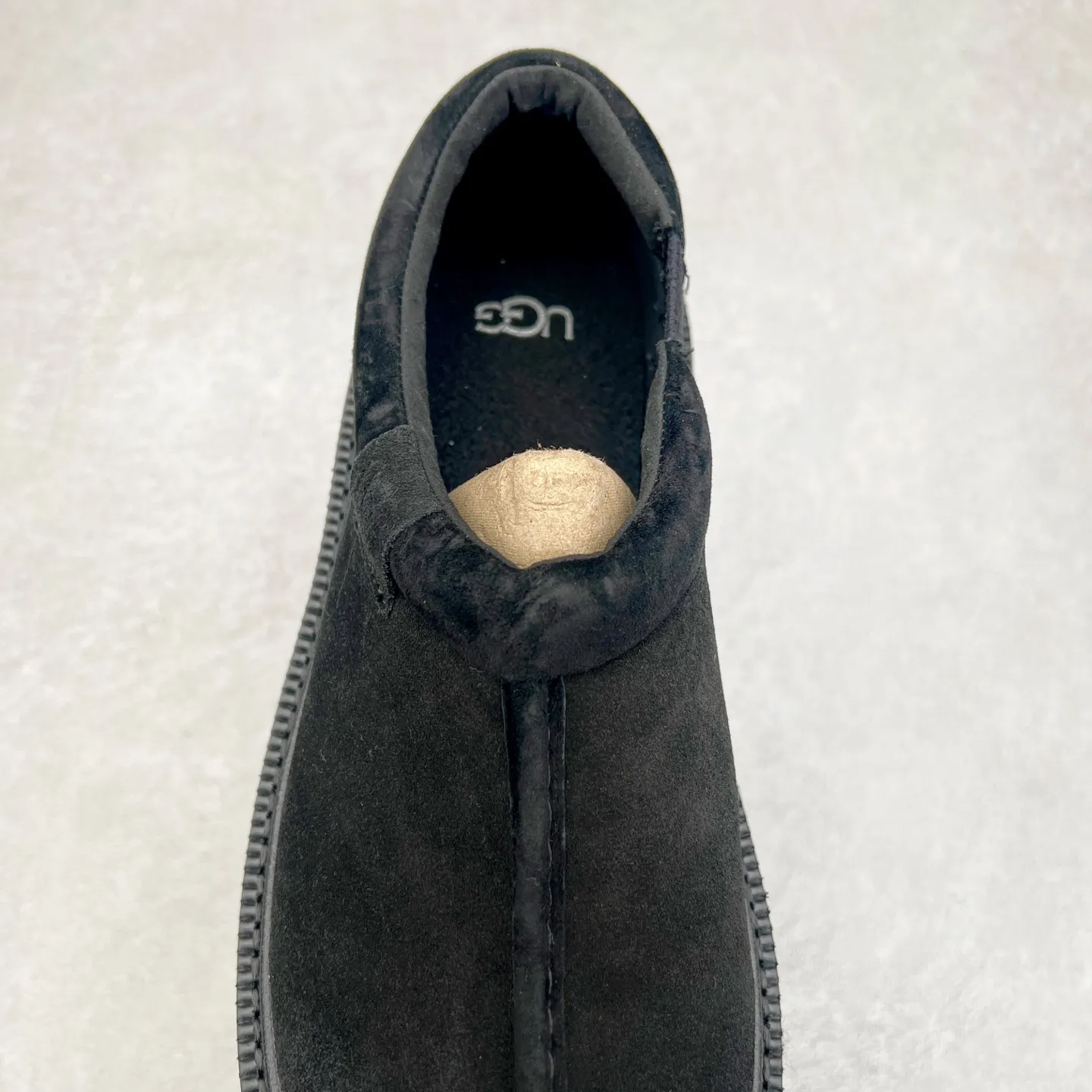 Pick up locally 💰600 UGG 6913 Tasman Lug suede round toe lightweight low-top lifestyle casual shoes. All shoes are made from the same factory as ZP. Longfeng A-grade Australian imported sheepskin and wool are integrated. Brand OEM production line fully follows the ZP process. OEM original pattern maker adheres to the principle of no original shoes and no development selection. Pay attention to every detail. The most authentic version on the market TREADLITE "Light Wing" technology outsole Lightweight/durable/flexible/pile size: 40 41 42 43 44 Coding: yby2936060